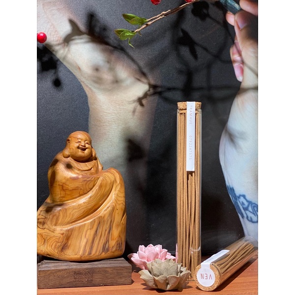 Nhang Không Tăm Từ Trầm Già 17cm - Ống Thuỷ Tinh Tặng Đế Sen Sứ